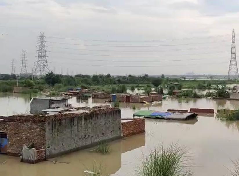 नदी के किनारे मलीन बस्ती में लोगों के घर भी डूब गए।