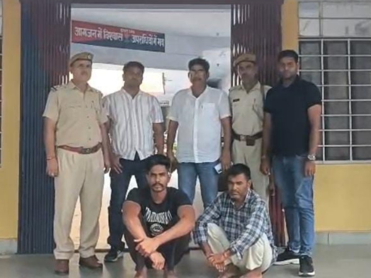 14 अगस्त को अरावली विहार थाने में मुकदमा हुआ था। उसके बाद पुलिस ने दो जनों को अरेस्ट किया। अभी तीसरा आरोपी फरार है।