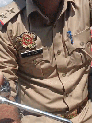 हंगामा बढ़ने पर पुलिस वालों ने हिंदू पक्ष के लोगों को मौके से खदेड़ दिया।
