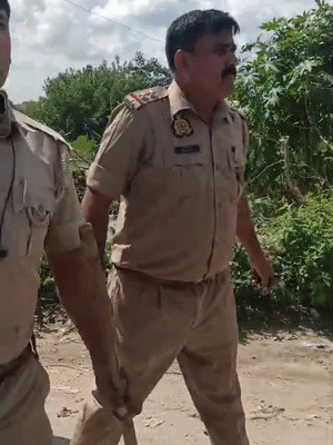 People of Hindu organization say that the police beat him with sticks.