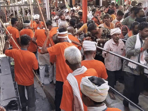 पंजाब के सेवादार दिन में 3 बार समाधि क्षेत्र की सफाई करते हैं। वे 10 दिन के लिए सेवा देने रामदेवरा पहुंचे हैं।