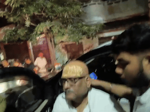 बलिया पहुंचे अजय राय का कांग्रेस कार्यकर्ताओं ने फूल-माला से स्वागत किया।