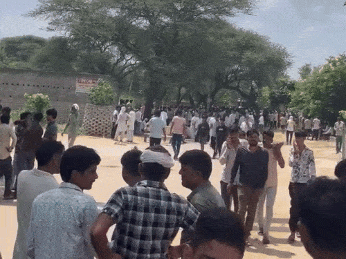 मनीषा की मौत को लेकर उसके गांव में ग्रामीण एंट्री पॉइंट पर डटे हुए हैं। उनका कहना है कि जब तक सच सामने नहीं आता, वह मनीषा का अंतिम संस्कार नहीं होने देंगे।