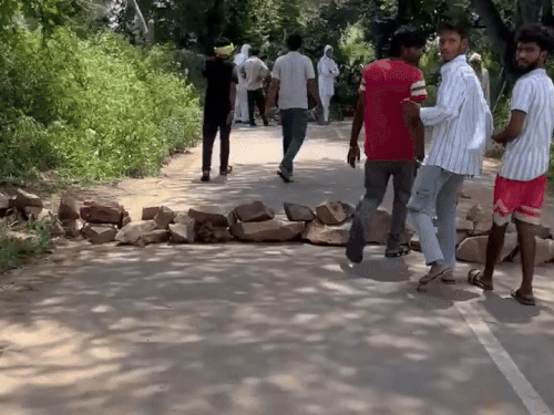 The police did not enter the village with the body of Manisha, for this the villagers laid stones.
