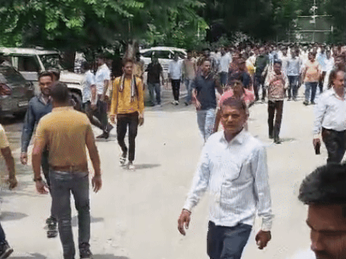 स्टोन इंडस्ट्रीज से जुड़े सभी संगठनों के पदाधिकारी व श्रमिक केलवा चौपाटी से कलेक्ट्री तक रैली निकाल कर कलेक्ट्री का घेराव करने पहुंचे।