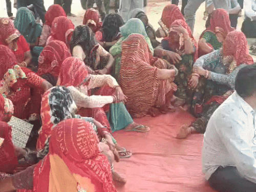 झुंझुनूं के बीडीके हॉस्पिटल की मॉर्च्युरी के बाहर परिजन और समाज के लोगों का धरना कल से जारी है।