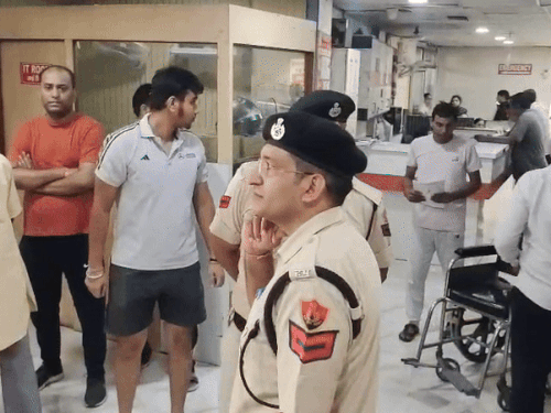 सूचना मिलने के बाद निजी अस्पताल पहुंची पुलिस।