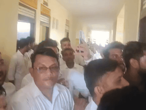 वकील नारेबाजी करते हुए तहसीलदार के ऑफिस में घुसे।
