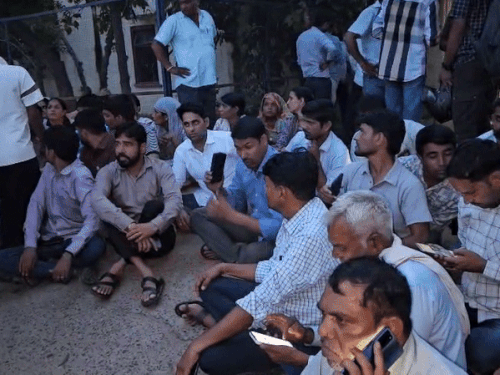 मुकदमा दर्ज नहीं होने पर थाने के सामने धरने पर बैठे तहसीलदार।