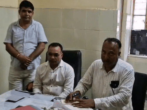 ACB ने मंगलवार शाम करीब 4 बजे आरोपी डॉक्टर को 2 हजार की रिश्वत लेते रंगे हाथों गिरफ्तार किया।