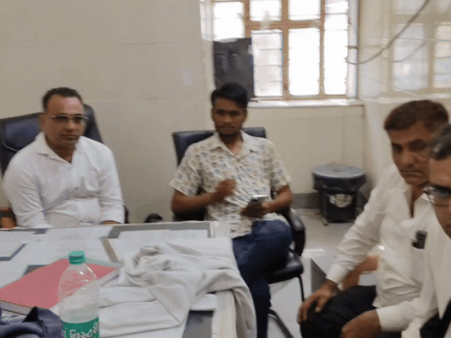 जालोर जिला अस्पताल के ट्रॉमा सेन्टर में नियुक्त फोरेंसिक मेडिसन मेडिकल जूरिस्ट डॉ. कानाराम पटेल (सबसे बाएं) को 2 हजार रुपए की रिश्वत लेते हुए ACB ने पकड़ा है।