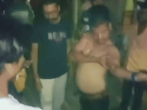 हादसे के बाद लोग जुट गए और पुलिस को कॉल किया।