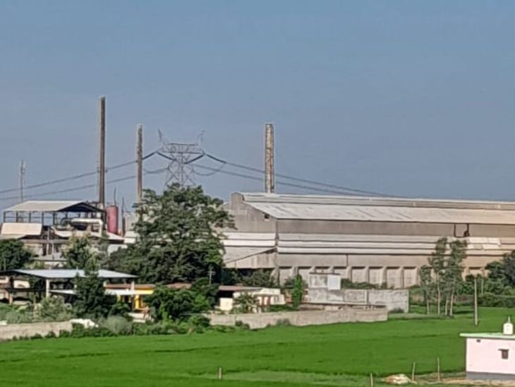 एशियन फर्टिलाइजर फैक्ट्री में मंगलवार को जांच शुरू नहीं हो पायी है। वहां के लोग इंतजार करते रहे। - Dainik Bhaskar