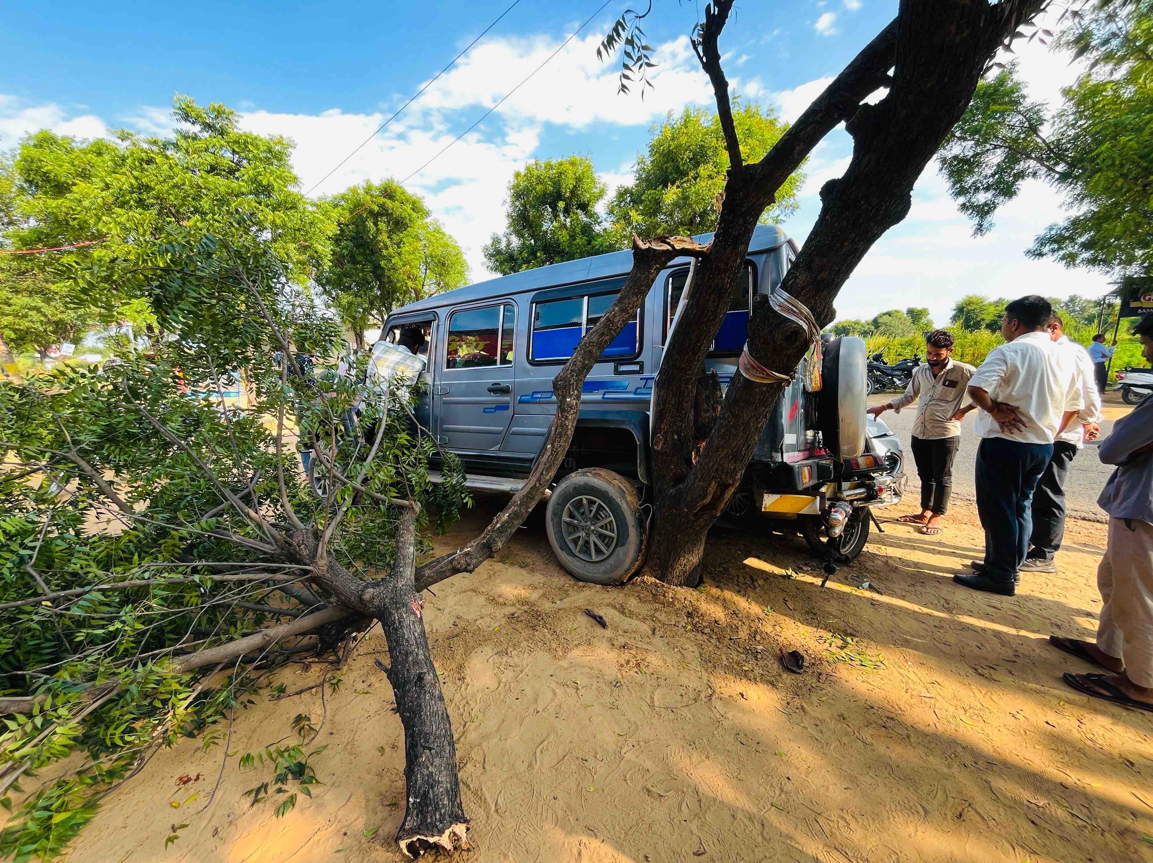 टक्कर इतनी तेज थी कि क्रूजर के पास खड़े नीम के पेड़ की डाल भी टूटकर गिर गई।