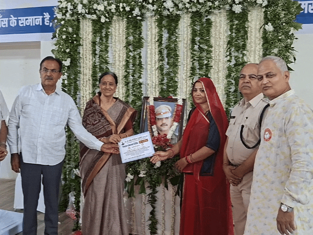 शिविर में रक्तदाताओं का सम्मान भी किया गया।