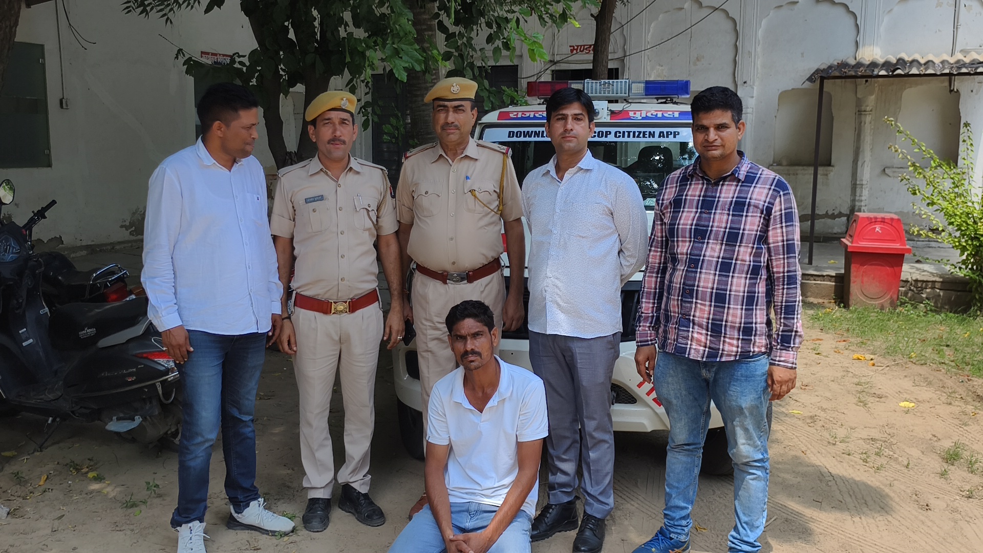 तस्वीर, जयवीर की है जिसे पुलिस ने चाय की होटल से पकड़ा।
