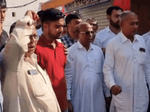 जाट बाजार में पहुंचकर प्रदर्शन करते हुए किसान, छात्र व राजनीतिक संगठन।