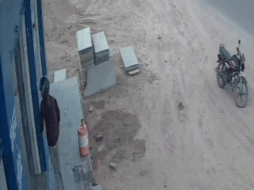 दुकान में एंट्री करता हुआ चोर।