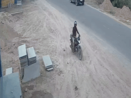 चोर बाइक लेकर चोरी करने आया था और दुकान के बाहर बाइक रोक कर चोरी की वारदात को अंजाम दिया।