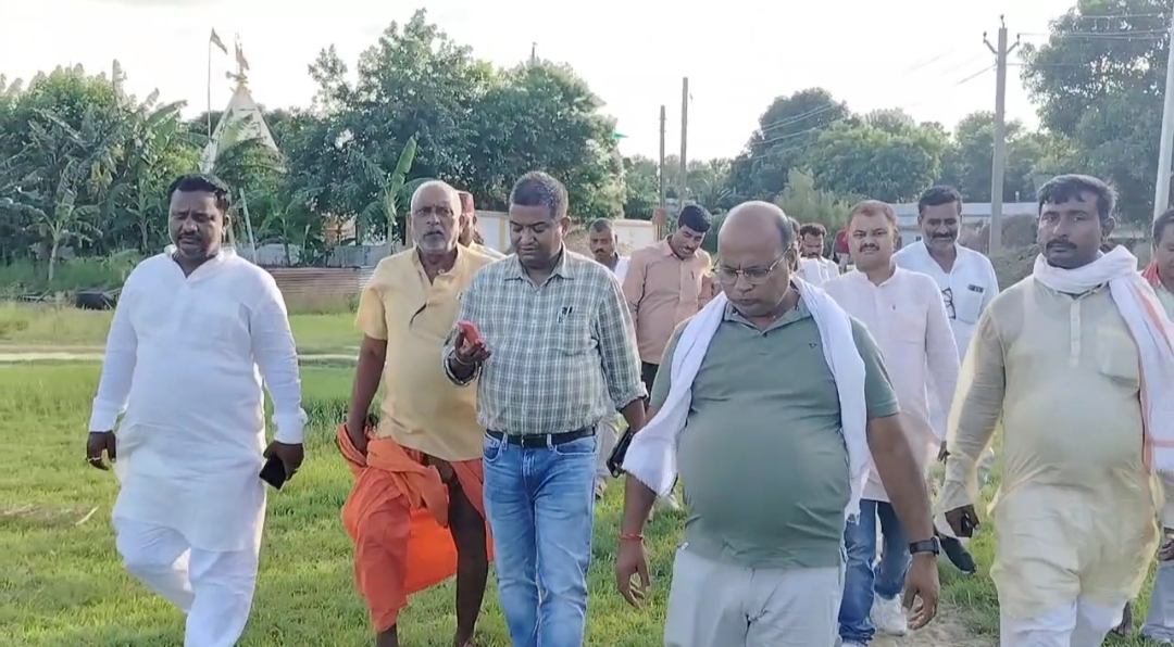 ग्रामीण कार्य विभाग के अधिकारी।