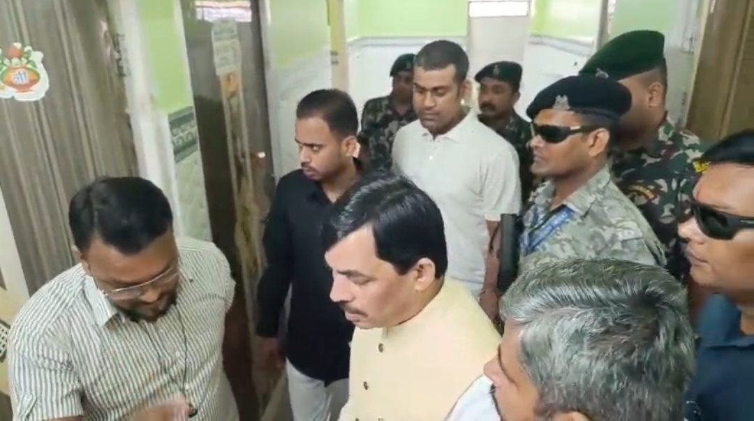 BJP leader Shahnawaz Hussain came to meet the injured student.