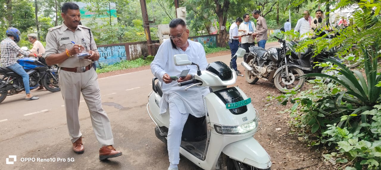 भाजपा पदाधिकारी, व्यापारी संघ अध्यक्ष मनोहर बढ़ानी का बिना हेलमेट का चालान काटा।