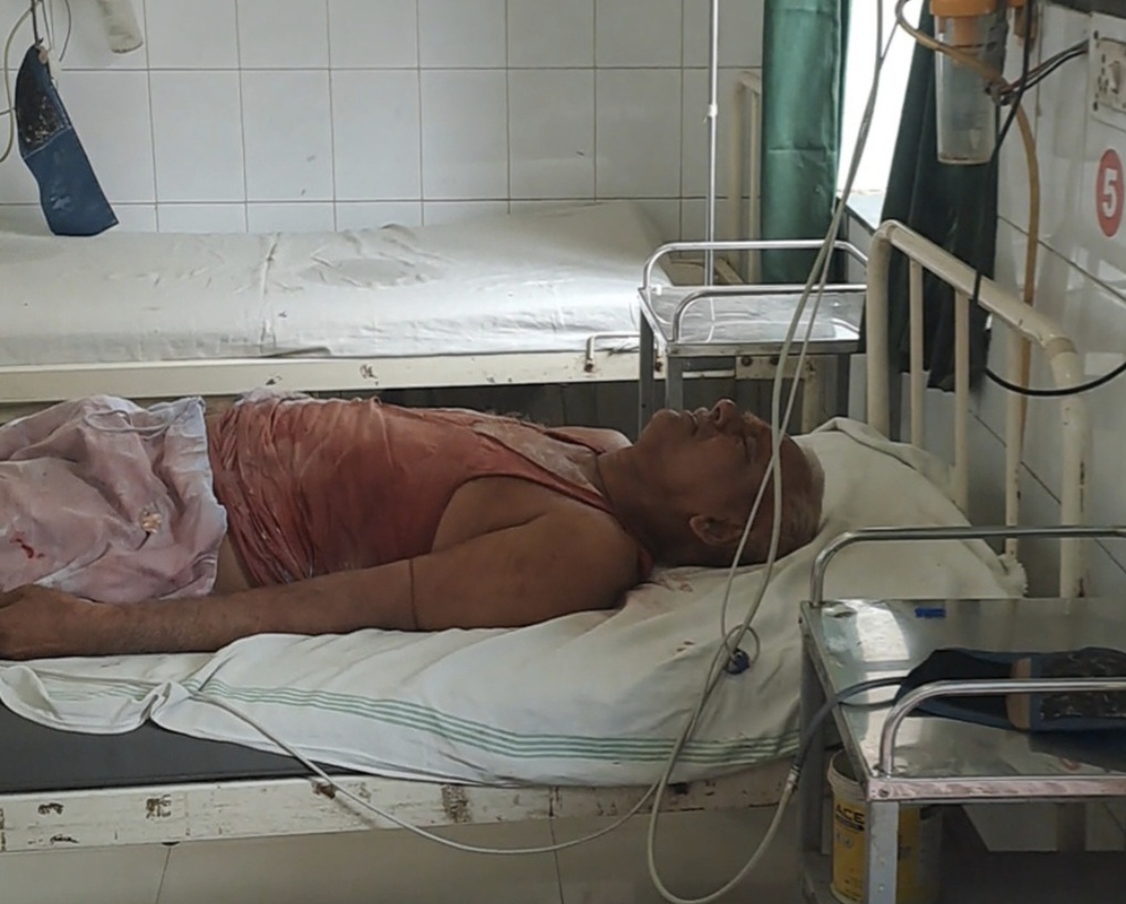 अस्पताल में भर्ती बाबूलाल। वे दोनों बहनों को बाइक पर लेकर गए थे। हादसे में वे भी गंभीर घायल हो गए।