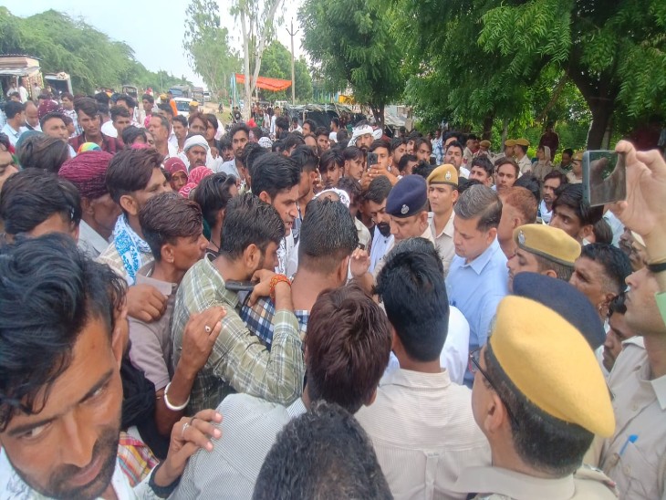 पीड़ित परिवार, ग्रामीण को समझाते पुलिस प्रशासन पीपलू SDM गनराज बड़गोती व अन्य अधिकारी।