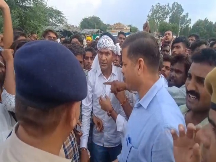 हाइवे कूच करने के दौरान रास्ते में रोकने पर ASP और गुर्जर नेता प्रहलाद खटाना के बीच तीखीं नौक झौंक हुई