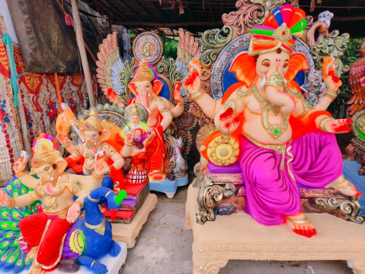 मूर्तियों की हाइट को लेकर हर बार इस तरह की दुविधा होती है।