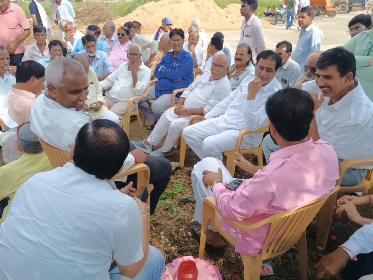 कांग्रेस और बीजेपी के कई नेता भी आए।