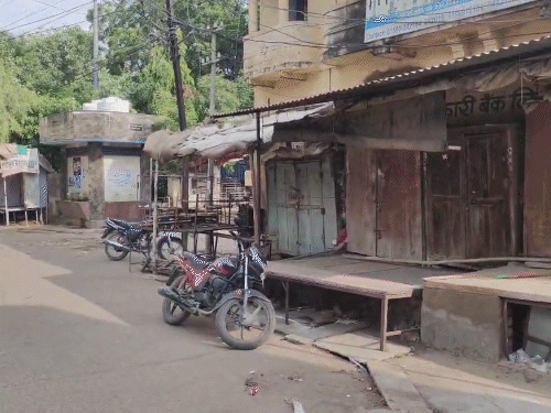 फोटो पिलानी का है। यहां भी सुबह से बाजार बंद है। लोगों का कहना है कि जबरदस्ती स्मार्ट मीटर उन पर थोपे जा रहे है।