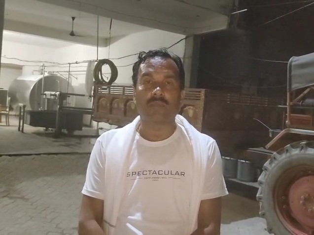जानकारी देते अमरेश की फोटो।