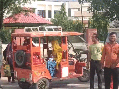 ई-रिक्शा में जा रही सवारियों को देख नाराजगी जाहिर की। इस पर उन्हें बताया कि आज बंद है, ऐसे में परिवहन सेवा भी बंद है। इसके बाद सवारियों को नीचे उतारा।
