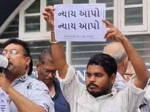 स्कूल में तोड़फोड, स्टाफ को पिटाई के दौरान कुछ लोग 'न्याय दो' की तख्तियां लिए भी नजर आए।