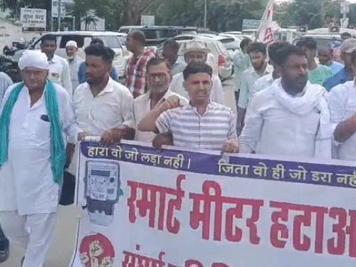 फोटो झुंझुनूं शहर का है। यहां स्मार्ट मीटर हटाओ संघर्ष समिति के बैनर तले गांधी चौक से कलेक्ट्रेट तक रैली निकाली गई।
