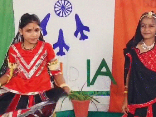 हर्षिता (बाएं ) ने स्कूल में स्वतंत्रता दिवस (15 अगस्त) समारोह में सांस्कृतिक कार्यक्रम में डांस किया था।