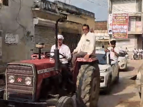 फोटो चिड़ावा का है। यहां बाजार बंद करवाने के लिए ट्रैक्टर और कारों से रैली निकाली गई।
