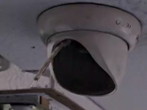 जिन CCTV को नहीं तोड़ा जा सका था, उनकी वायरिंग कट की गई थी।