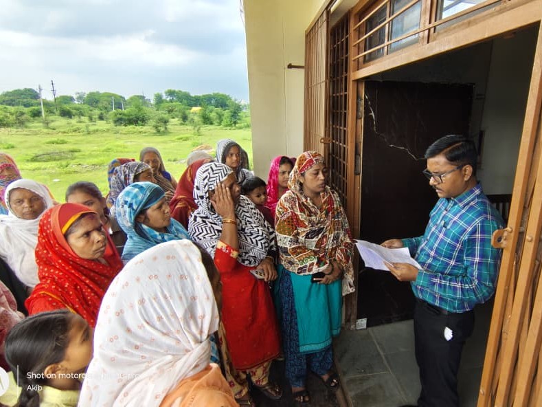 महिलाओं ने पक्की सड़क बनाने एसडीएम से कहा है।