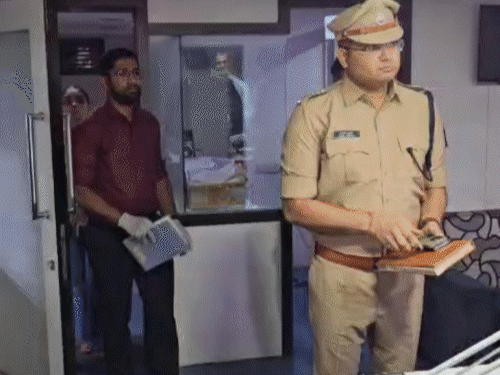 मामले की जांच करते हुए पुलिस अधिकारी।