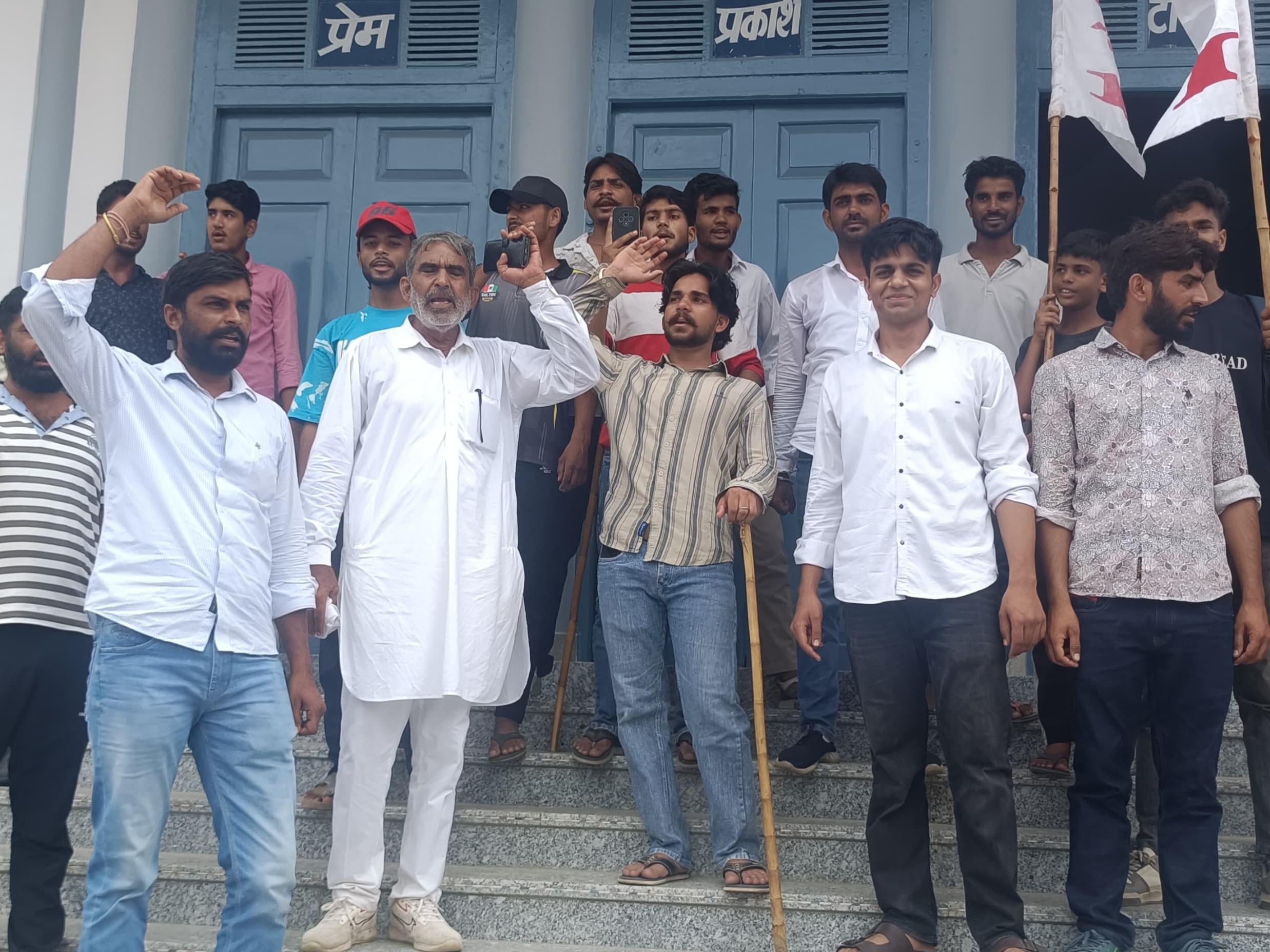 स्मार्ट मीटर के खिलाफ नारेबाजी करते हुए लोग।