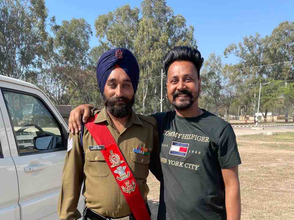 गुरदीप सिंह अपने दोस्त के साथ। फाइल फोटो