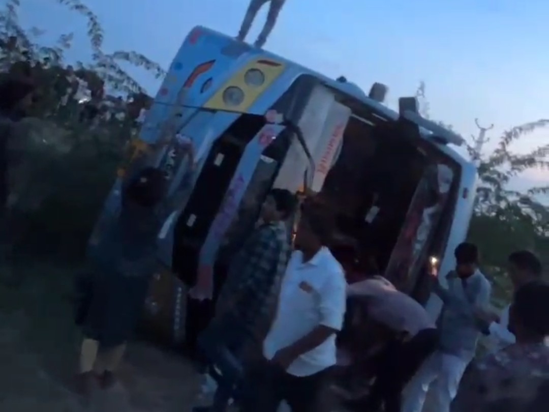 स्थानीय लोगों ने बस का शीशा तोड़कर घायलों को बाहर निकाला।