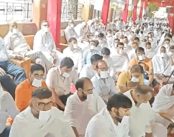 धर्मसभा में धर्मलाभ लेते श्रावक।