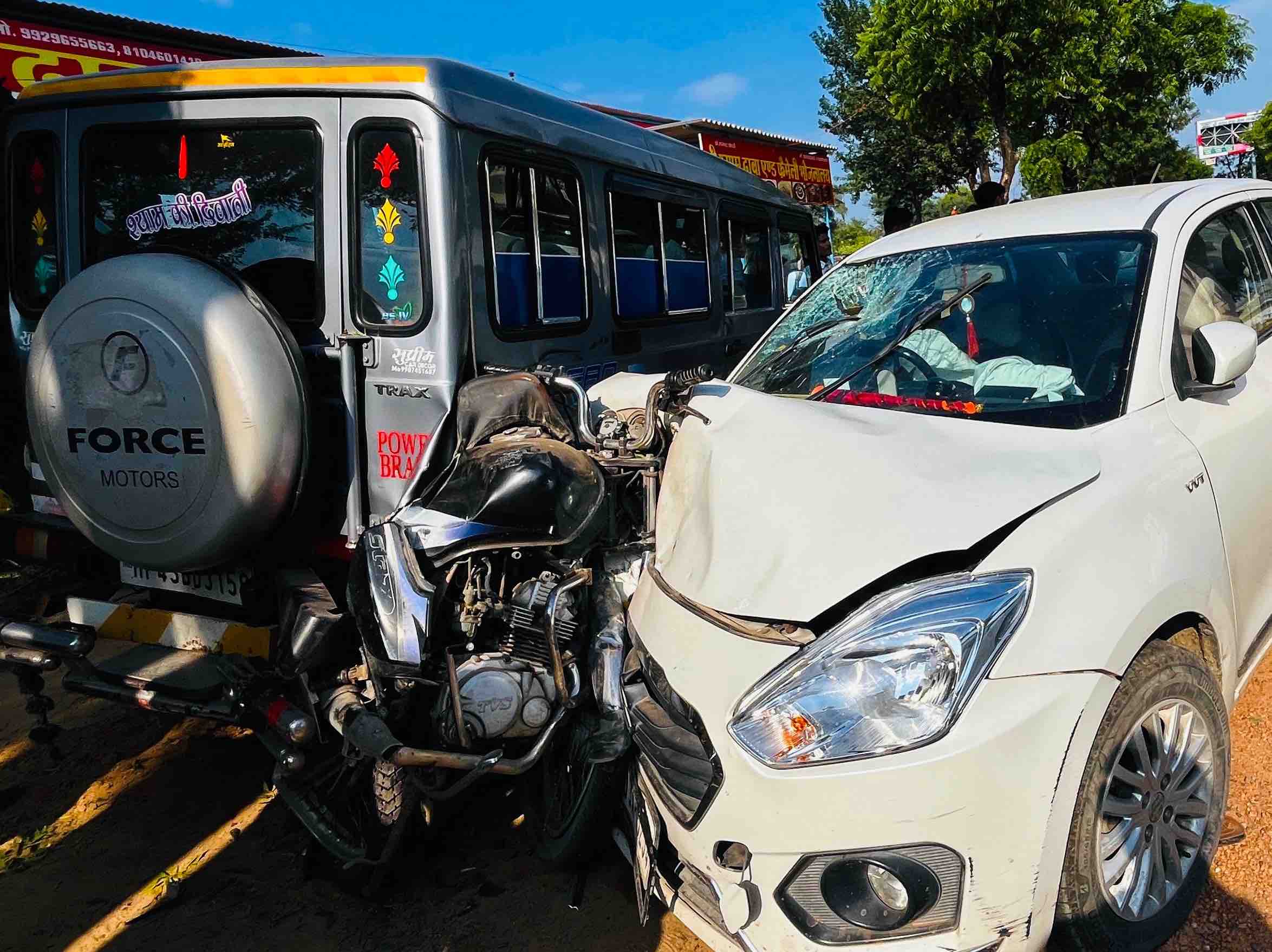 स्विफ्ट कार ने बाइक को पीछे से टक्कर मारी और सड़क किनारे खड़ी क्रूजर से जा टकराई।