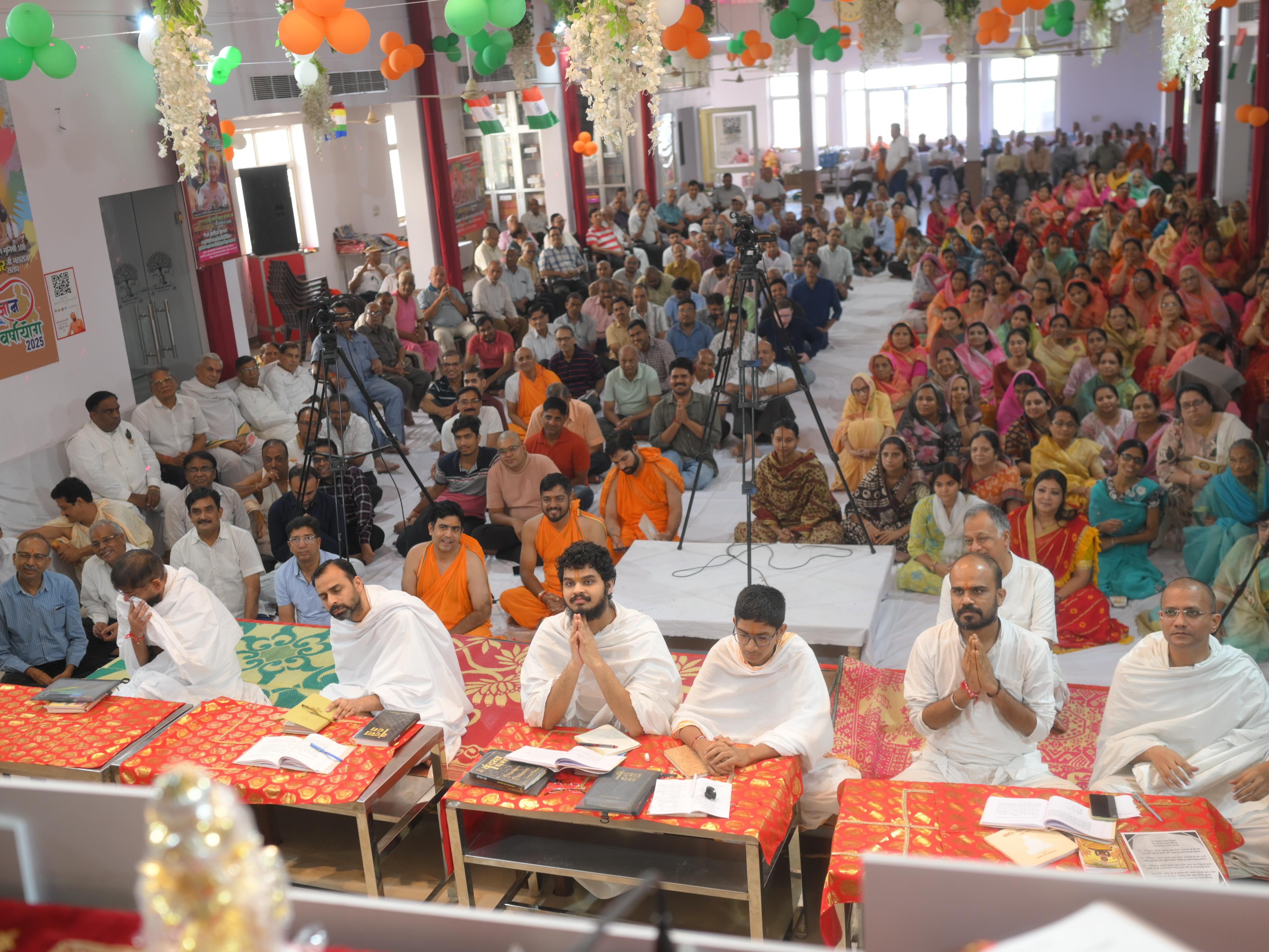 शिष्य-गुरु संबंधों पर बोलते हुए उन्होंने कहा कि साधु से समय लिया जाता है, दिया नहीं जाता।