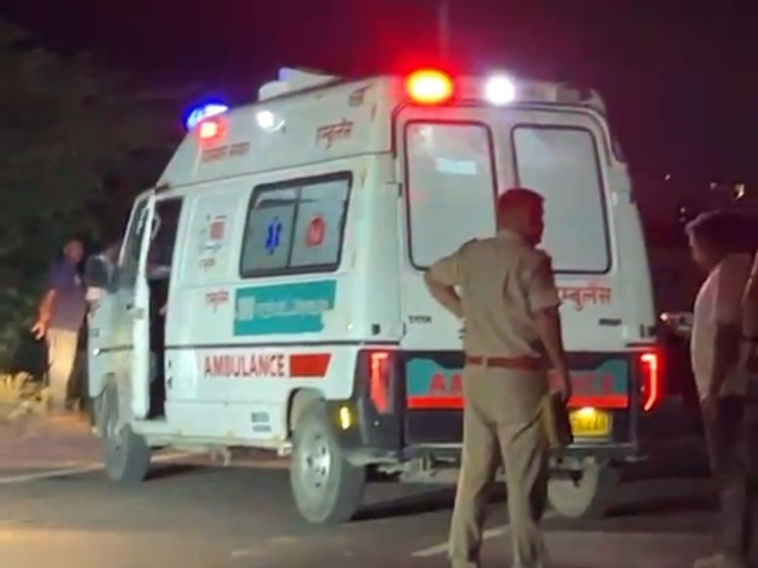 पुलिस ने घायलों को एम्बुलेंस से अस्पताल पहुंचाया।