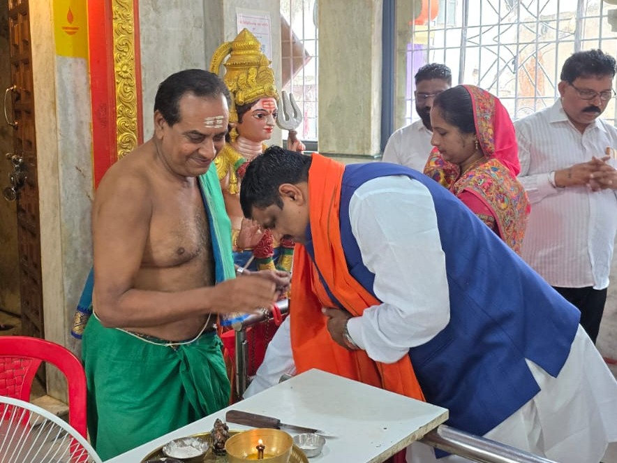 शपथ ग्रहण से पहले गजेन्द्र यादव ने दुर्ग के गणेश मंदिर और शिव मंदिर में पूजा-अर्चना की।