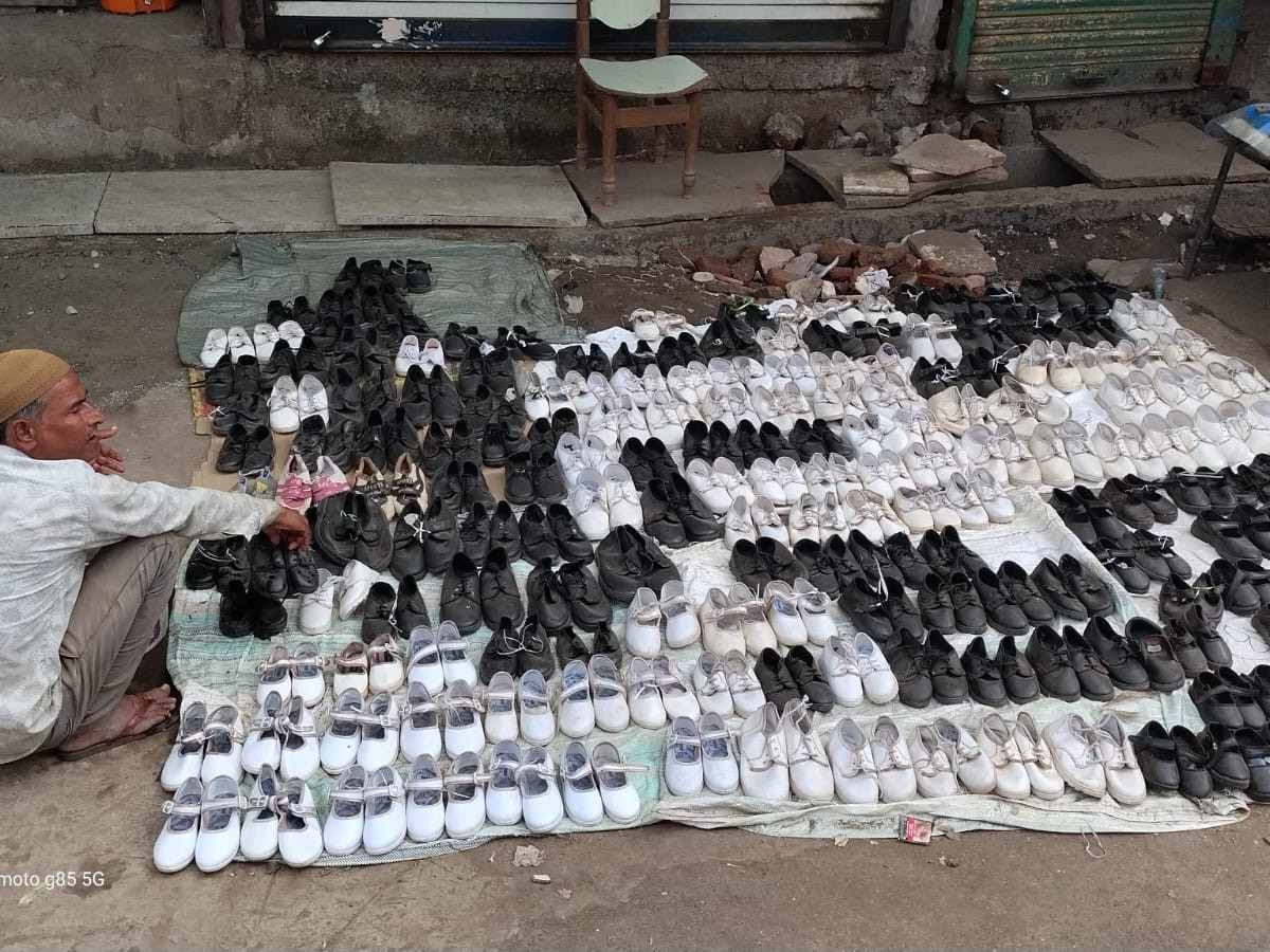 सड़क पर दुकान लगाने वालों को भी हटाया